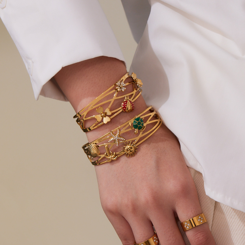 Bracelet Manchette De Luxe Pour Femme, Orné D'Une Coccinelle, En Acier Inoxydable Étanche Et Zircon Doré (1 Pièce). Image4