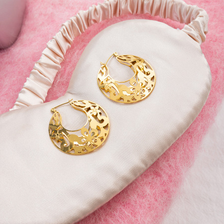 1 paire de boucles d'oreilles créoles élégantes pour femmes, en acier inoxydable ajouré, couleur or, imperméables, avec motif floral. 2
