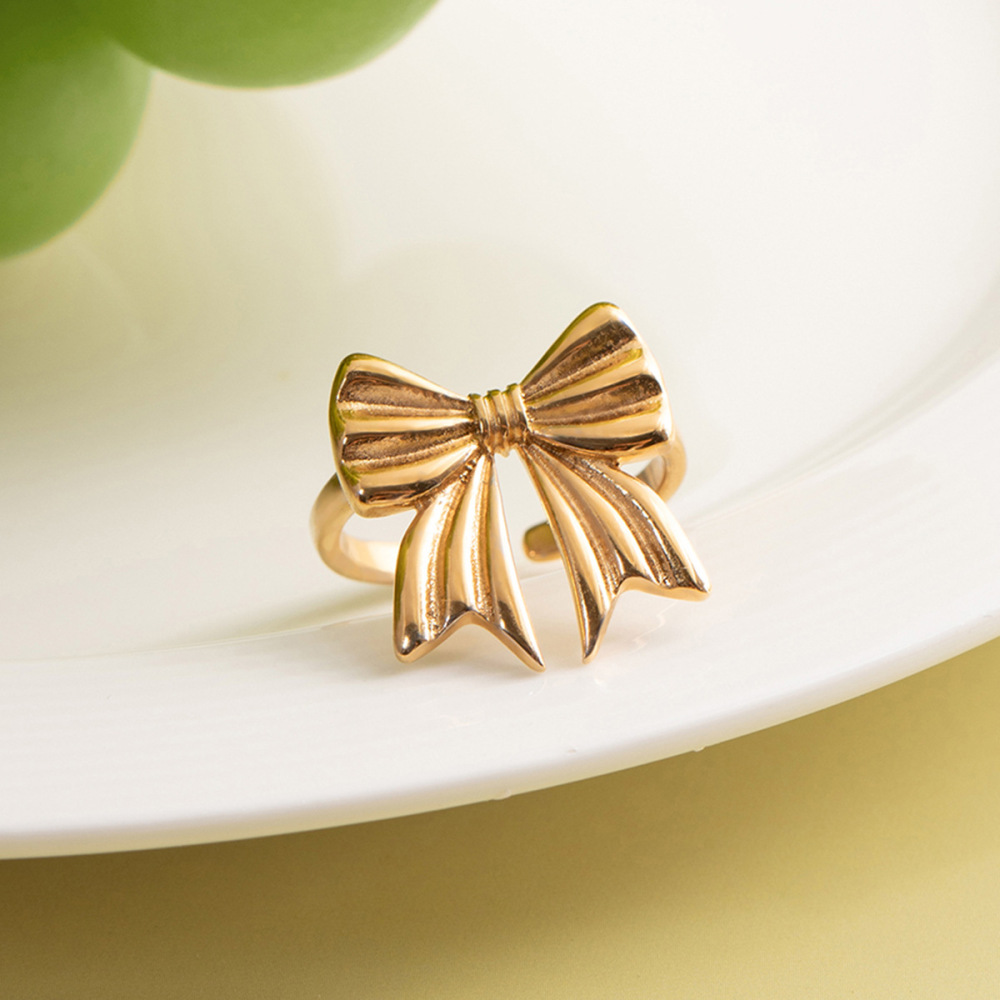 Bague Élégante En Acier Inoxydable Doré, Ornée D'Un Nœud Papillon. Image4