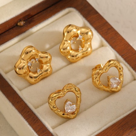 1 paire de boucles d'oreilles à clous en forme de cœur, en acier inoxydable étanche, couleur or et zircon. 2