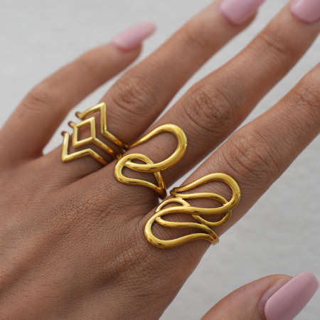 Bague femme en acier inoxydable étanche, aux lignes simples et irrégulières.