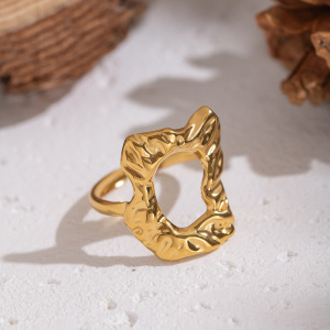 Bague Imposante En Acier Inoxydable Doré, De Forme Irrégulière Et Ajourée (1 Pièce). h5 Image3