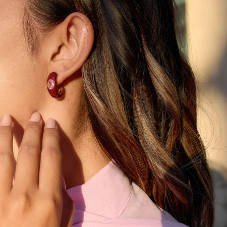 1 paire de boucles d'oreilles créoles vintage pour femme, en acier inoxydable rouge étanche, couleur or et zircon.