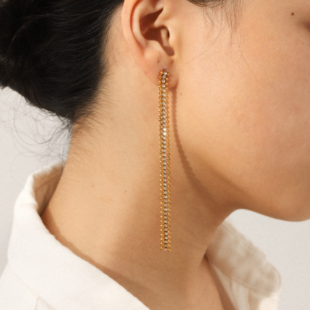 1 paire de boucles d'oreilles puces luxueuses pour femme, en acier inoxydable imperméable, couleur or, avec pompon, pour un usage quotidien.