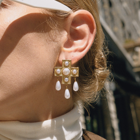 Boucles d'oreilles pendantes pour femme, en acier inoxydable doré, imperméables, avec pendentif croix et goutte d'eau (1 paire).