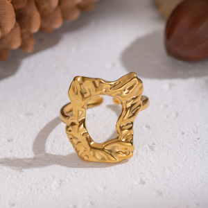 Bague Imposante En Acier Inoxydable Doré, De Forme Irrégulière Et Ajourée (1 Pièce). h5 Image2