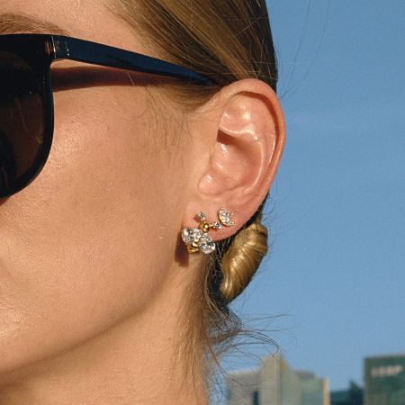 1 paire de boucles d'oreilles puces luxueuses pour femme, en acier inoxydable doré, ornées d'abeilles en zircon, étanches.