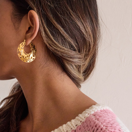 1 paire de boucles d'oreilles créoles élégantes pour femmes, en acier inoxydable ajouré, couleur or, imperméables, avec motif floral.