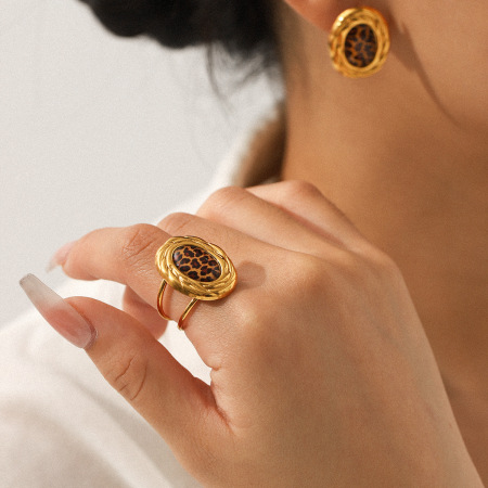1 paire de boucles d'oreilles puces en acier inoxydable doré, imprimé léopard
