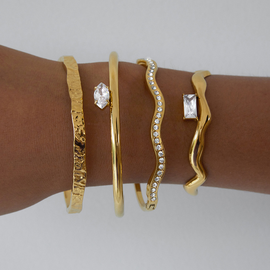 Bracelet Manchette Pour Femme En Acier Inoxydable Doré, Étanche, Orné De Zircon (1 Pièce), Finition Brillante Et Incurvée. Image7