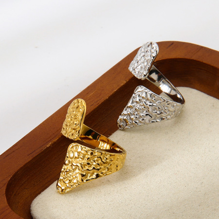 Bague femme tendance, style martelé, en acier inoxydable imperméable, forme irrégulière, à porter au quotidien.