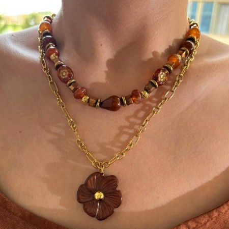 Collier multicouches en acrylique couleur or et résine florale, 1 pièce