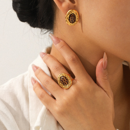 1 paire de boucles d'oreilles puces en acier inoxydable doré, imprimé léopard 2