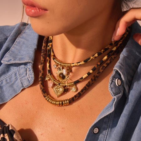 Collier pendentif femme luxueux en acier inoxydable étanche, orné d'un cœur, d'un soleil et d'un imprimé léopard, avec motif floral et soleil. (1 pièce)