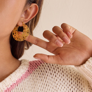 1 Paire De Boucles D'Oreilles Créoles Élégantes Pour Femmes, En Acier Inoxydable Ajouré, Couleur Or, Imperméables, Avec Motif Floral. h5 Image5