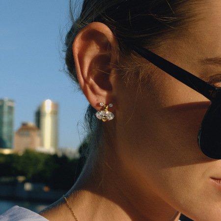 1 paire de boucles d'oreilles puces luxueuses pour femme, en acier inoxydable doré, ornées d'abeilles en zircon, étanches. 2