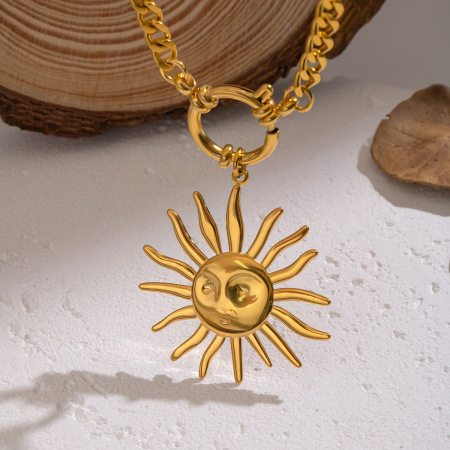 Collier pendentif soleil en acier inoxydable étanche couleur or (1 pièce)