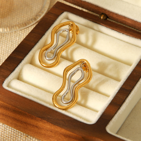 1 paire de boucles d'oreilles à clous en acier inoxydable de couleur assortie, de forme irrégulière et étanches. 2