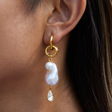 1 paire de magnifiques boucles d'oreilles pendantes pour femme, en acier inoxydable doré, de forme irrégulière et imperméables.