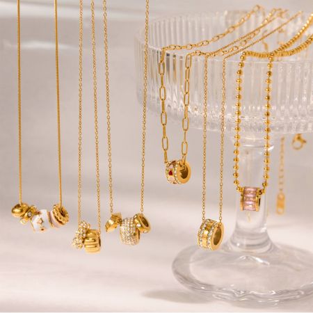 Collier pendentif femme en acier inoxydable doré, orné d'un zircon, orné d'un cercle classique exquis (1 pièce)