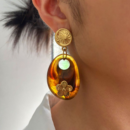 1 paire de boucles d'oreilles pendantes en résine couleur or avec fleur en forme de goutte