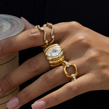 Bague de luxe en acier inoxydable doré, étanche, ornée d'une bande de perles (1 pièce). 2
