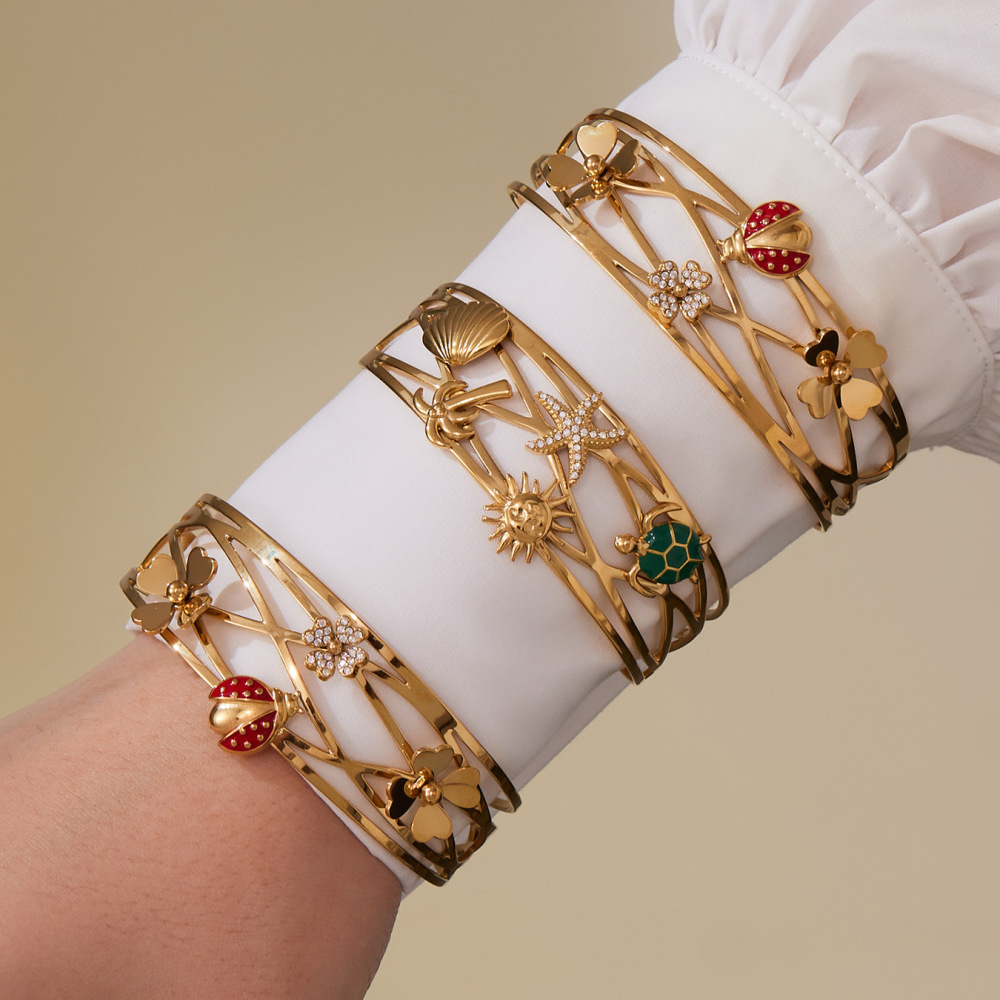 Bracelet Manchette De Luxe Pour Femme, Orné D'Une Coccinelle, En Acier Inoxydable Étanche Et Zircon Doré (1 Pièce). Image3