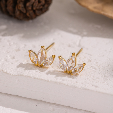 1 paire de boucles d'oreilles à clous en acier inoxydable doré, imperméables, en forme de fleur et ornées de zircon.