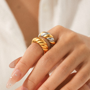 Bague Minimaliste Étanche En Acier Inoxydable À Motif De Fils Dorés Mélangés (1 Pièce) h5 Image3