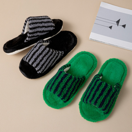 1 paire de chaussons en peluche à rayures et blocs de couleurs 2