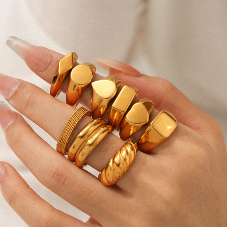Bague minimaliste simple en acier inoxydable étanche couleur or (1 pièce)