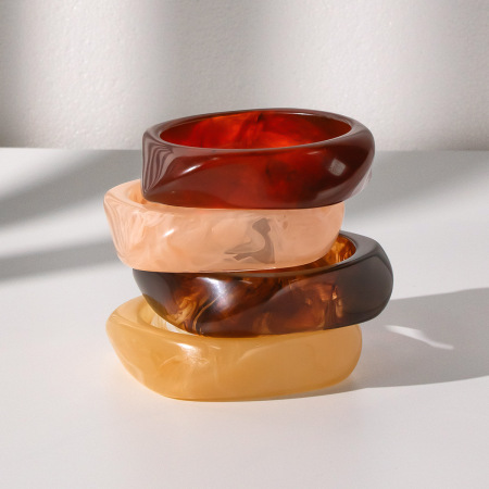 1 bracelet jonc en résine de forme irrégulière