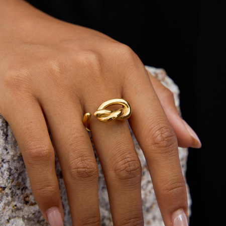 Bague minimaliste pour femme, en acier inoxydable doré, avec motif torsadé et étanche.