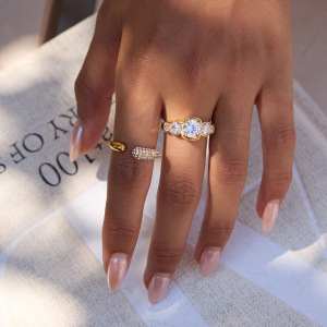 Bague Élégante Ronde En Acier Inoxydable Étanche Couleur Or Avec Zircon Pour Femme (1 Pièce). h5 Image5