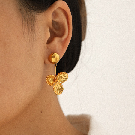 1 paire de boucles d'oreilles pendantes en acier inoxydable doré, imperméables, à motif floral 2