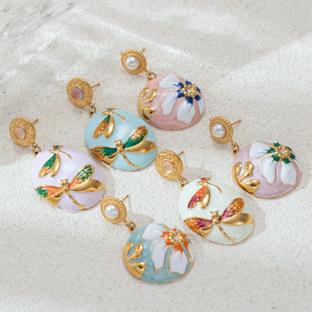1 paire de boucles d'oreilles pendantes romantiques en acier inoxydable doré, émaillées et imperméables, en forme de fleur. 2