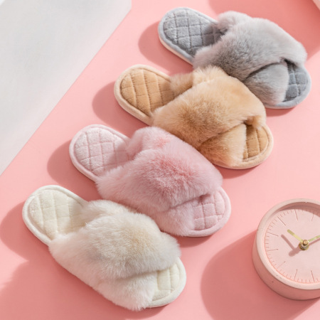 1 paire de chaussons en peluche de couleur unie
