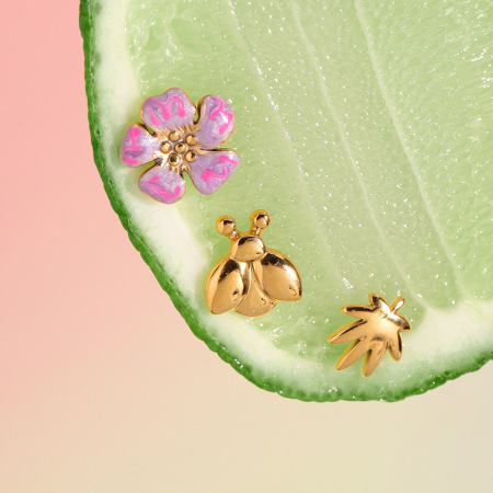 1 paire de boucles d'oreilles romantiques à motif floral en acier inoxydable étanche couleur or pour femme 2