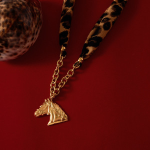 Collier Pendentif Femme Luxueux En Acier Inoxydable Doré, Imprimé Léopard Et Cheval (1 Pièce) h5 Image3