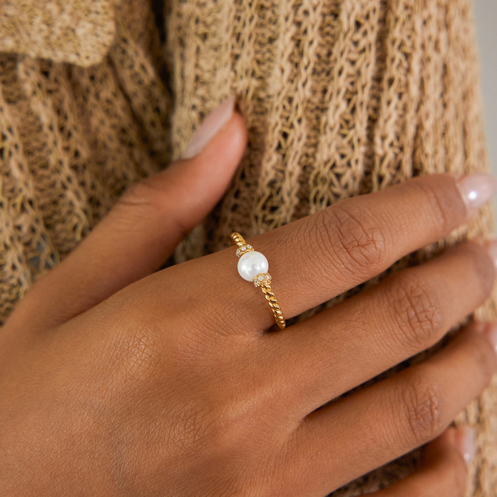 Bague Minimaliste Ronde Simple En Acier Inoxydable Étanche Couleur Or (1 Pièce) Image3
