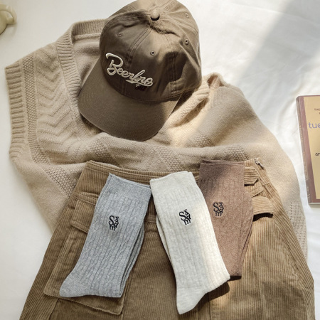 1 paire de chaussettes mi-mollet en pur coton avec lettres brodées pour femme
