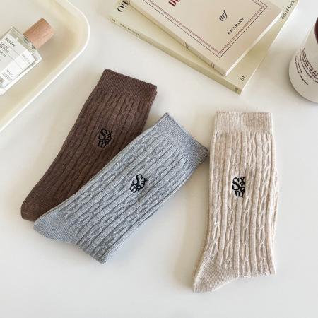 1 paire de chaussettes mi-mollet en pur coton avec lettres brodées pour femme 2