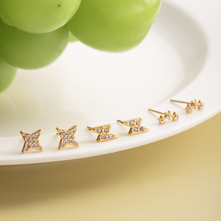 1 paire de boucles d'oreilles classiques en acier inoxydable doré avec zircon, étanches et en forme d'étoile.