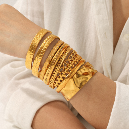 Bracelet manchette en acier inoxydable doré, étanche, ajouré, de forme irrégulière (1 pièce).
