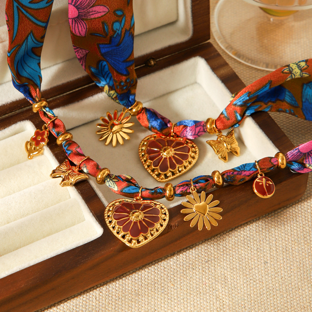 Ensemble De Colliers En Tissu Couleur Or Avec Cœur En Émail Image3