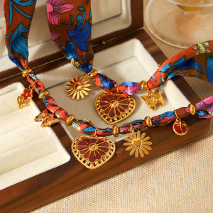 Ensemble De Colliers En Tissu Couleur Or Avec Cœur En Émail h5 Image3