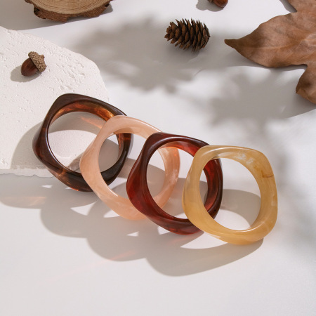 1 bracelet jonc en résine de forme irrégulière 2