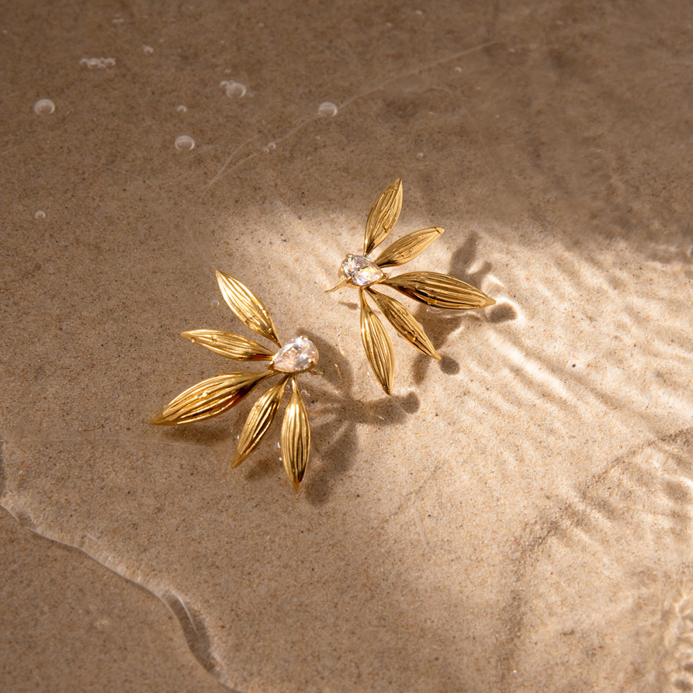 Boucles D'Oreilles Puces Élégantes En Acier Inoxydable Doré, Ornées De Zircon, Avec Motif Feuilles (1 Paire). Image4