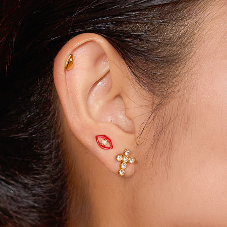 1 paire de boucles d'oreilles puces pour femme, en acier inoxydable doré, imperméables, en forme de cœur.