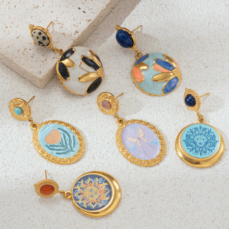 1 paire de boucles d'oreilles pendantes romantiques en acier inoxydable doré, émaillées et imperméables, en forme de fleur.